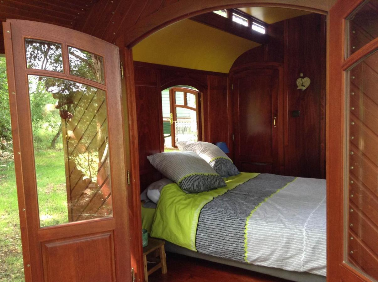Bed and Breakfast Les Roulottes Du Lot Gramat Exterior foto