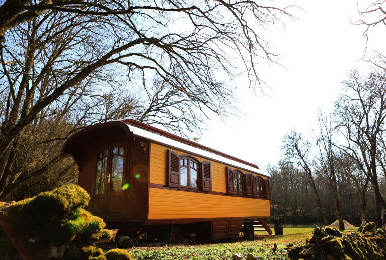 Bed and Breakfast Les Roulottes Du Lot Gramat Exterior foto