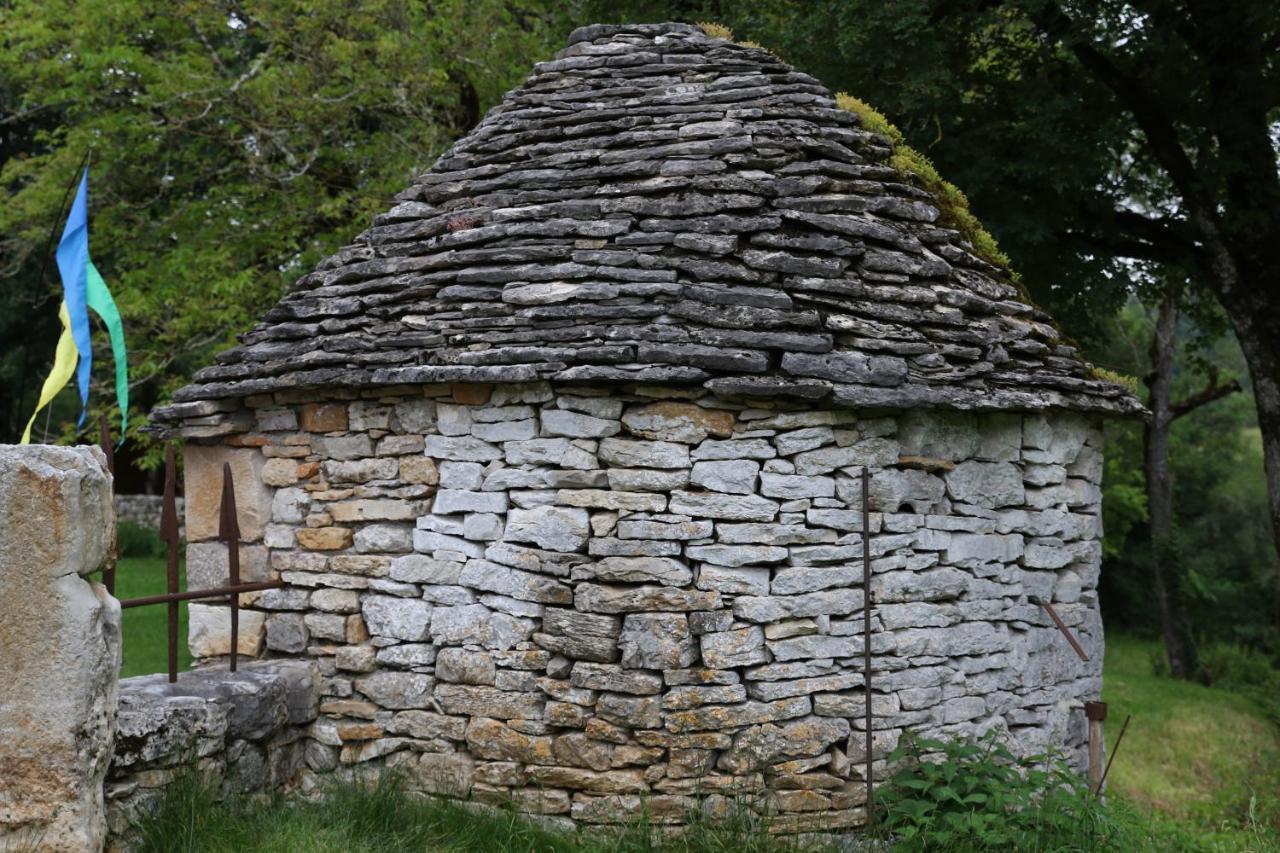 Bed and Breakfast Les Roulottes Du Lot Gramat Exterior foto